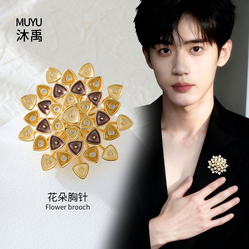 Retro two-color triangular flower cluster brooch with a light luxury and high-end feel, enamel oil drip three-dimensional splice personalized brooch for women details Picture