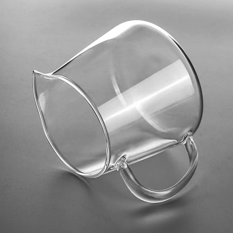 Factory wholesale glass fair cups, square public cups, tea dividers with tea strainers, tea sea, kung fu tea ceremony, straight public cups Application Scenario
