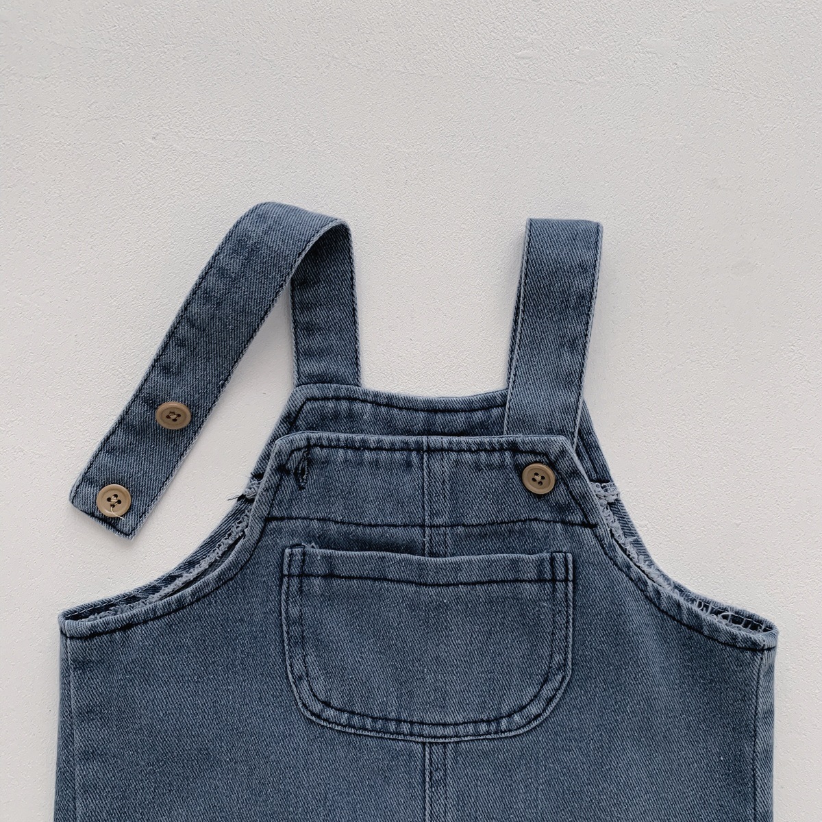 Baby denim carrier shorts Set 2025 New style Children's white T-shirt Summer thin two-piece set for boys and girls Specification image