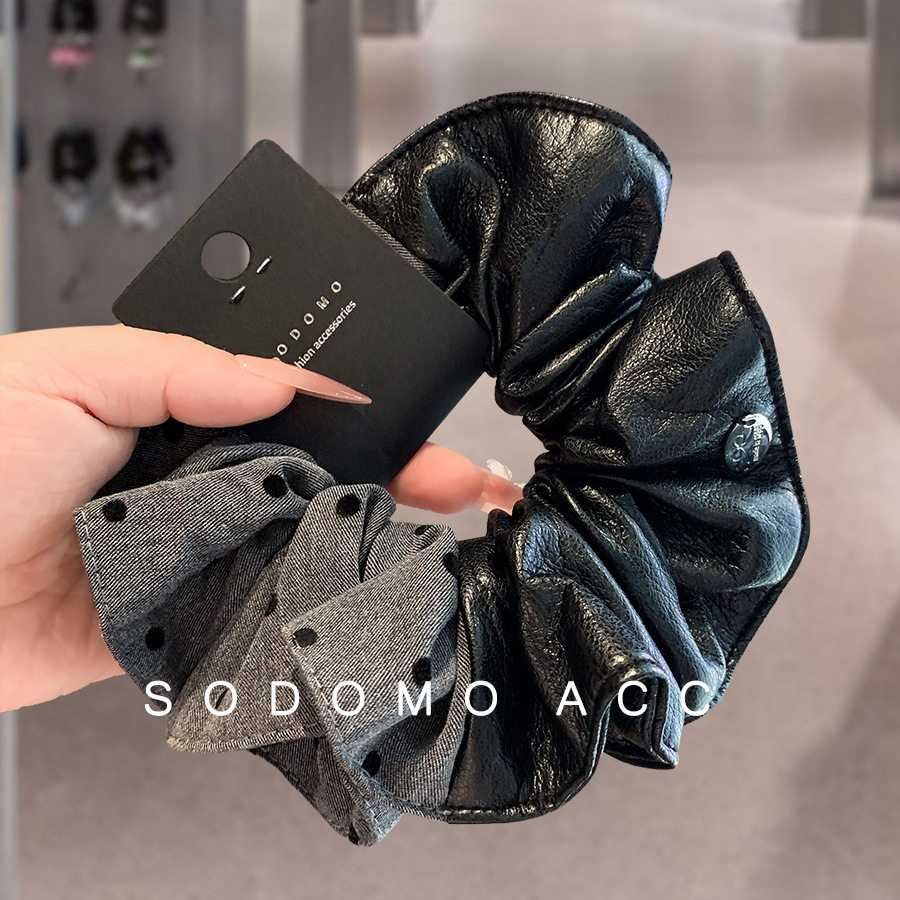 The fashionable and cold style of the Internet celebrity, with a unique leather large intestine hair band, exudes a sense of sophistication for women. The new style from 25 years ago is versatile and can be tied in a ponytail