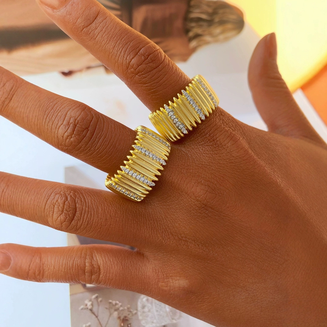 New cross-border joint ring bracelet from Europe and America, with a light luxury and individual design sense, wide surface and two-color electroplated set Application Scenario