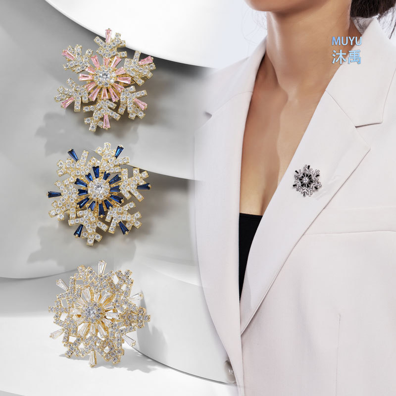 Rotating snowflake brooch, high-end fashion, versatile brooch, high-end suit coat brooch, accessory brooch, women V-neck, Japanese and Korean Rotating snowflake brooch, high-end fashion, versatile brooch, high-end suit coat brooch, accessory brooch, women V-neck, Japanese and Korean