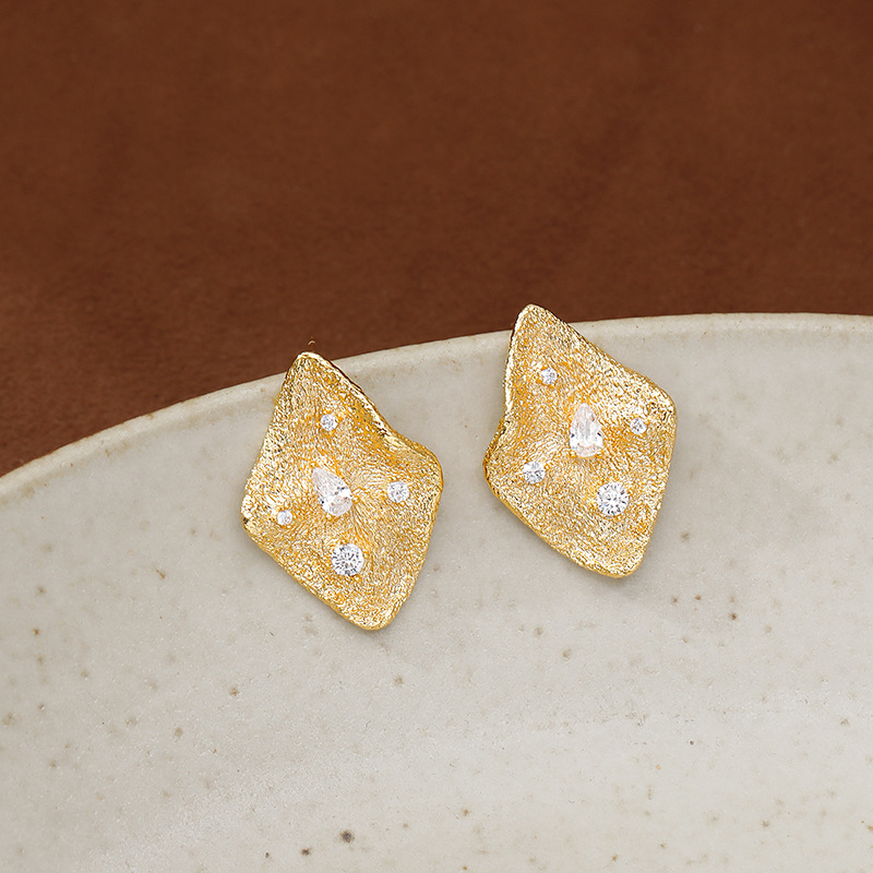 European and American style, simple and elegant, diamond-shaped design earrings, women's matte metal texture, geometric pleated zirconium earrings details Picture