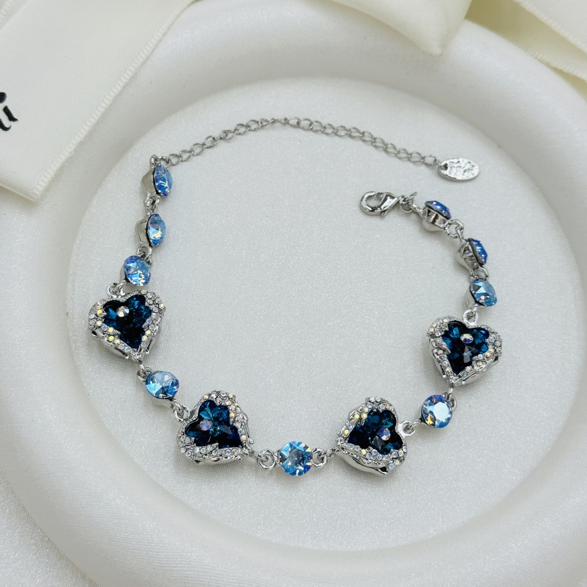 Austrian crystal heart-shaped bracelet, silver-plated and inlaid, fashionable women's light luxury accessory, available in multiple colors