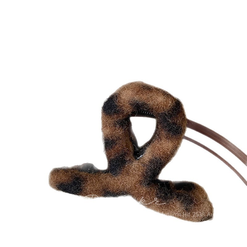 New Korean autumn leopard print hair clips, children's teardrop side hair clipping clips, girl's back head scratch-off clips, autumn and winter plush leopard print hair clips, multi-style sets, retro and fashionable daily personalized headwear for girls Item Picture