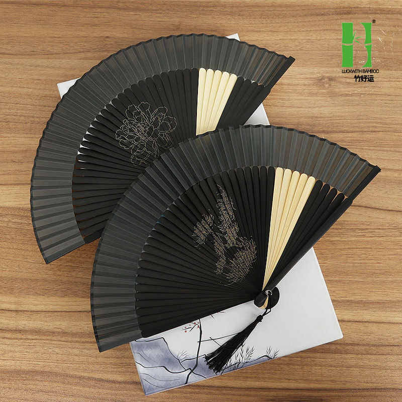 跨境广告扇中国风竹质短梢女扇漆边绢面扇子扇骨雕刻批发古风扇子