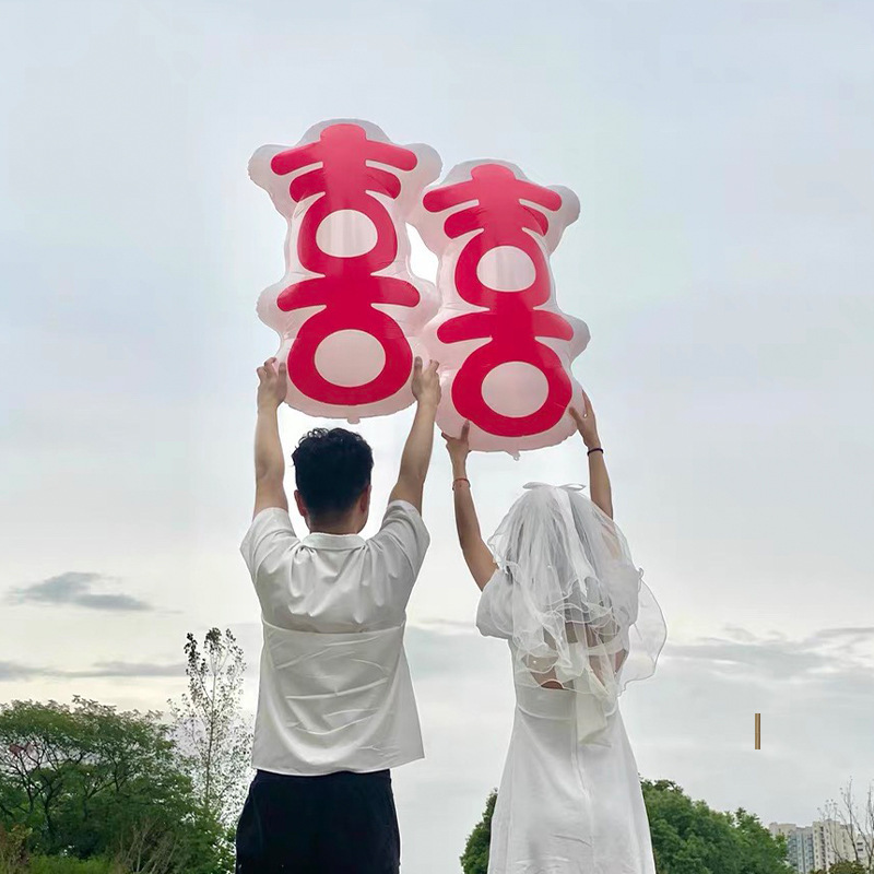 The huge "Double Happiness" character balloons of the same style as those on Xiaohongshu are used for wedding, marriage registration, photo taking, and holding aluminum foil balloons on the Qixi Festival Specification image