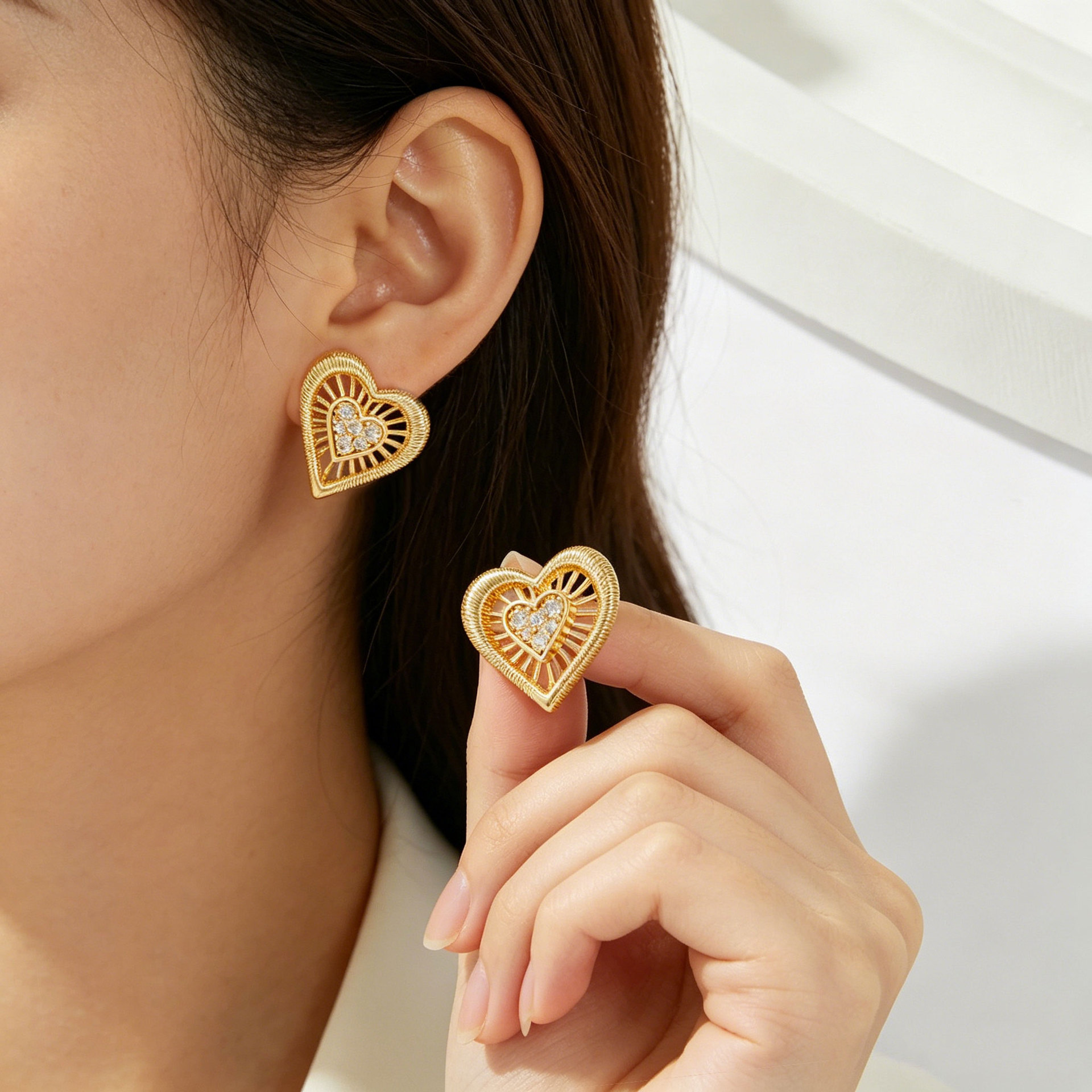 Light luxury and high-end hollowed-out heart-shaped earrings, copper alloy, real gold electroplated with zircon s925 silver needle, versatile women's earrings