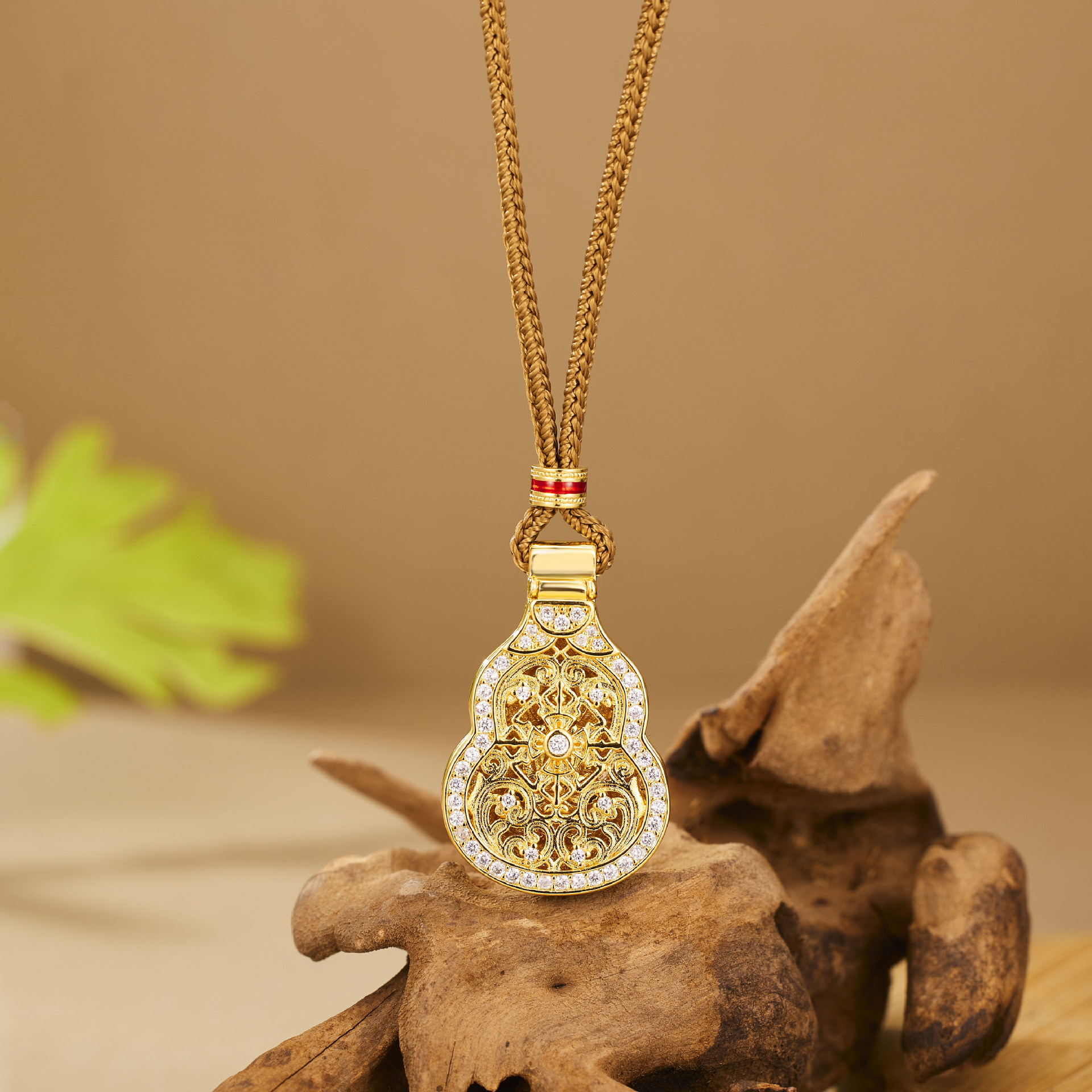 The ancient method of "Double Happiness and Prosperity", the same style as Wei Xue's filigree gourd necklace, gold store, yellow gold with diamonds, ancient method sand gold full figure