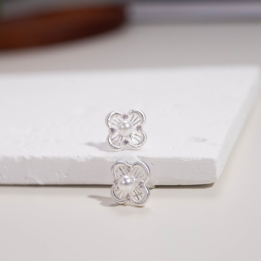 The new copper-plated real gold bestseller S925 silver needle four-leaf clover stud is elegant and versatile full figure