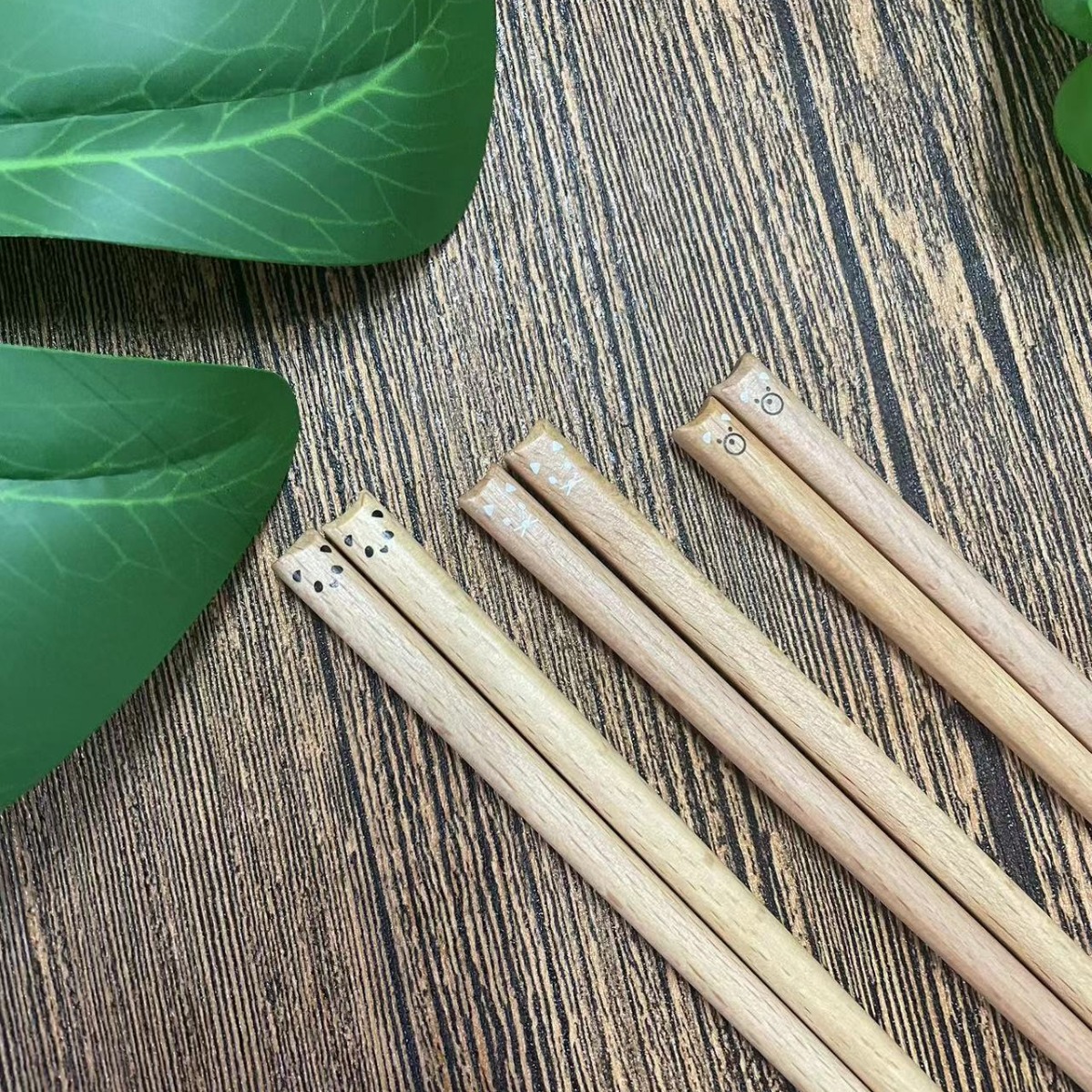 Cute beech wood cartoon craft wooden chopsticks, eco-friendly and natural wooden chopsticks, gift chopsticks Application Scenario