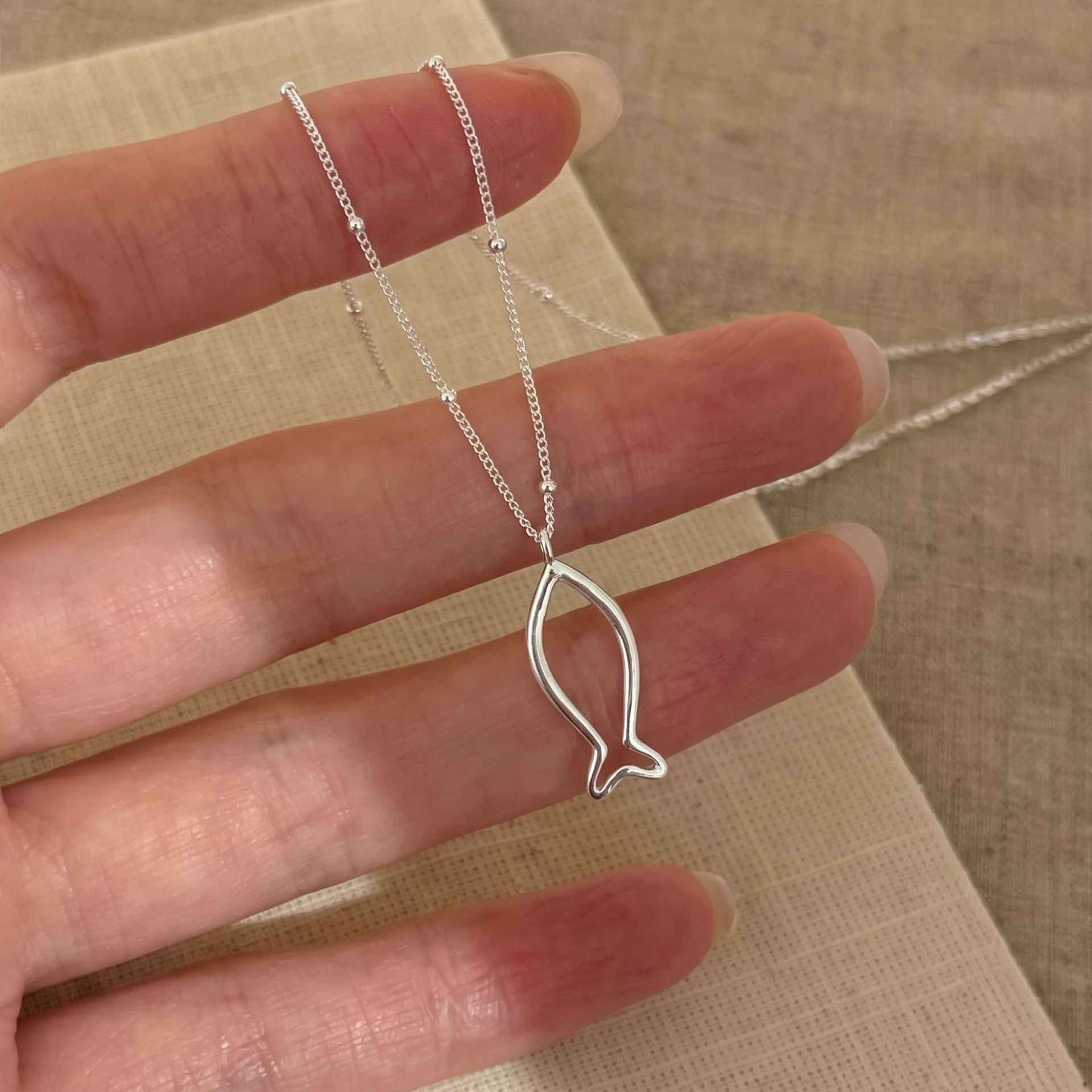 Minimalist hollowed-out small fish pendant S925 silver necklace, exquisite fine chain for women, gentle collarbone chain for daily commuting