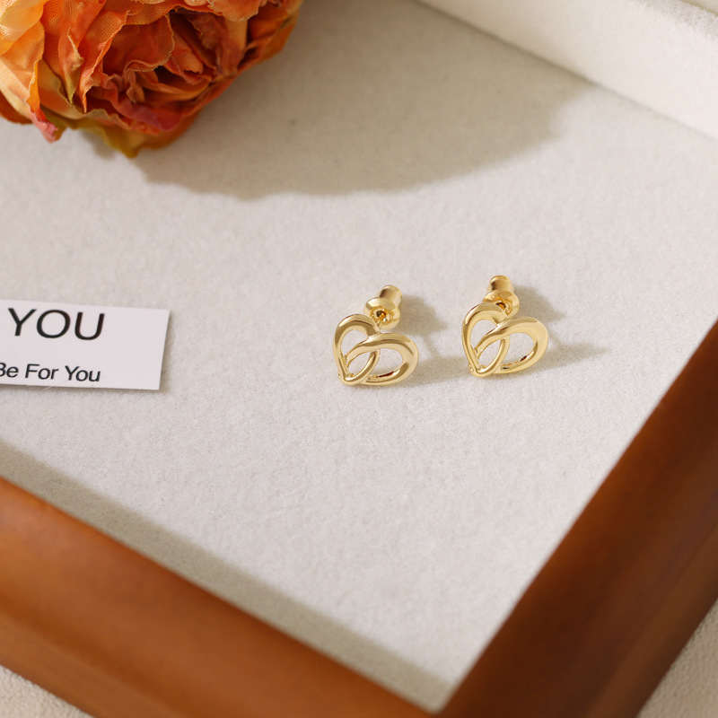 Twisted and small heart-shaped forest-themed ear studs, simple and elegant for women, versatile for commuting, cold style earrings, gentle and refined ear needles details Picture