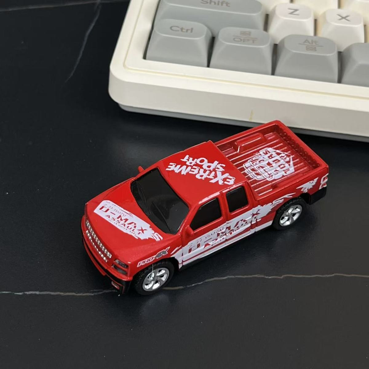 新款迷你合金遥控车玩具2.4G灯光可调速仿真模型小比例1:64合金车白底实物图