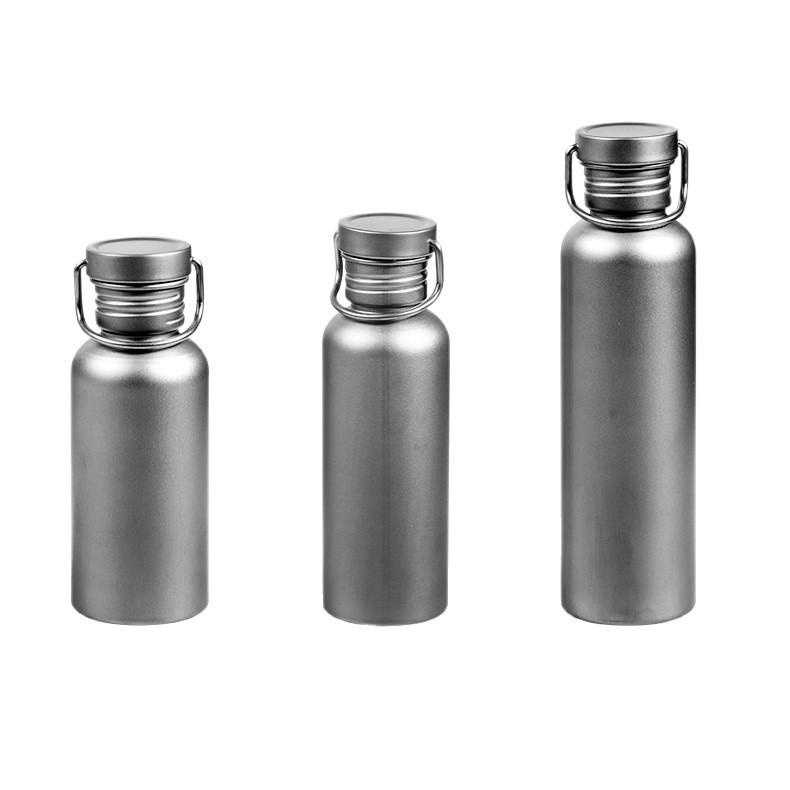 كوب التيتانيوم الخالي النقي في الهواء الطلق، كوب من التيتانيوم محمول في مياه الشرب Item Picture