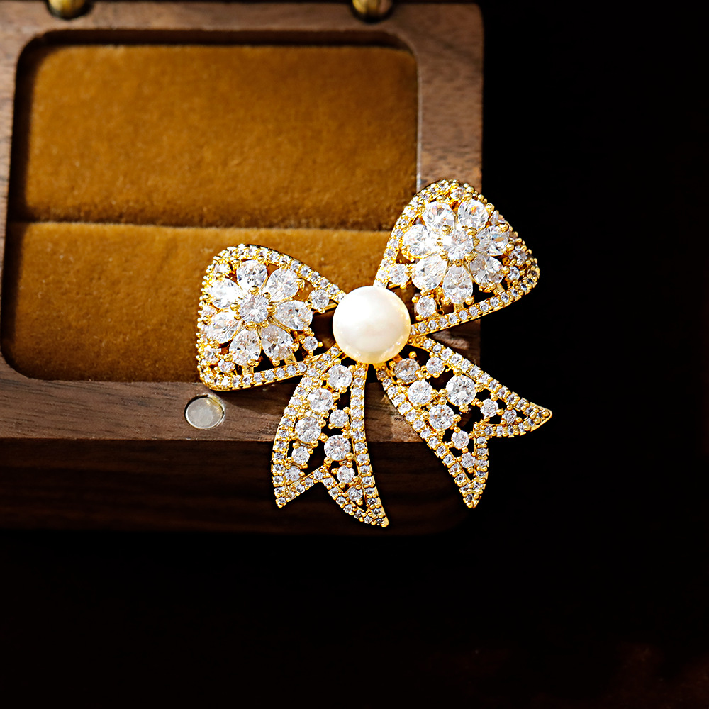 Hyacinth exquisite, high-end, fashionable, light luxury, zirconium bow brooch, elegant and refined, freshwater pearl coat, suit and accessory for women Application Scenario