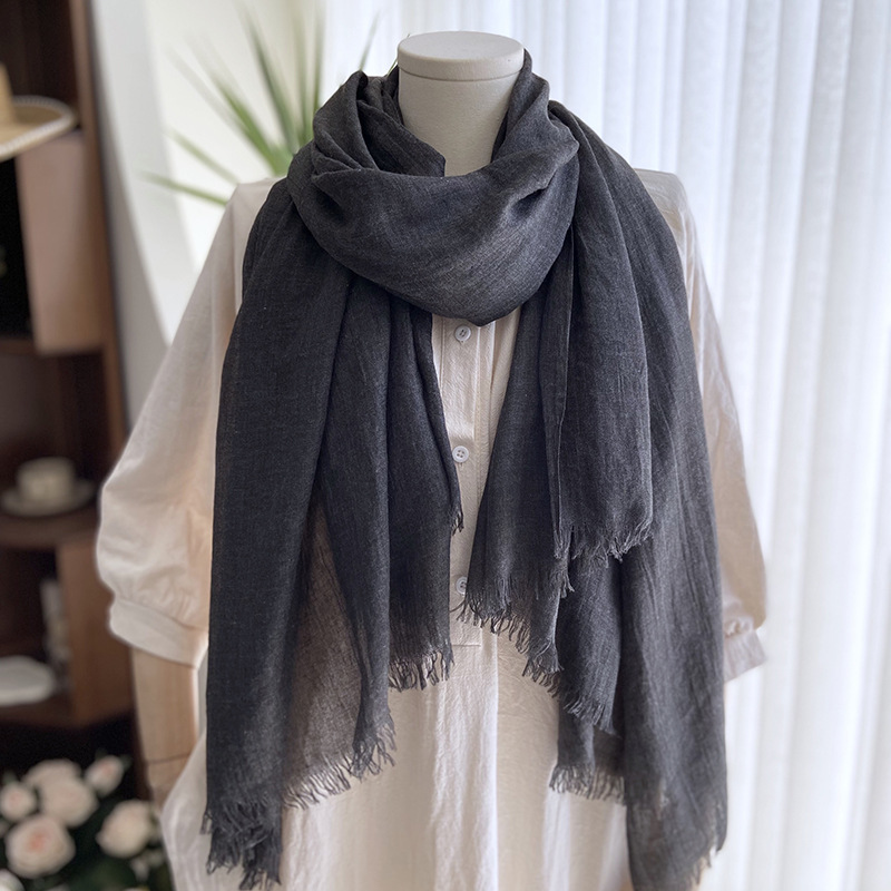 One-piece cotton and linen solid-color scarves, women's summer sun protection medium and long scarves, Japanese and Korean artistic beach long scarves, travel scarves, large shawls, wholesale from street stalls Application Scenario