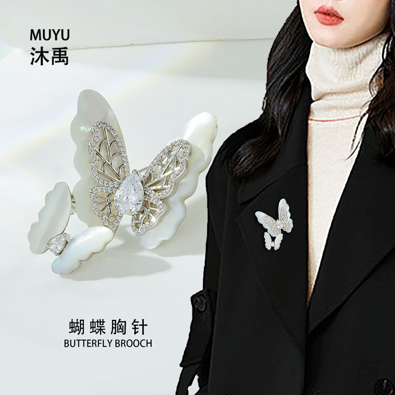 The new micro-inlaid zircon natural shell double butterfly brooch exudes a light luxury and high-end feel. The insect brooch is exquisite and versatile details Picture