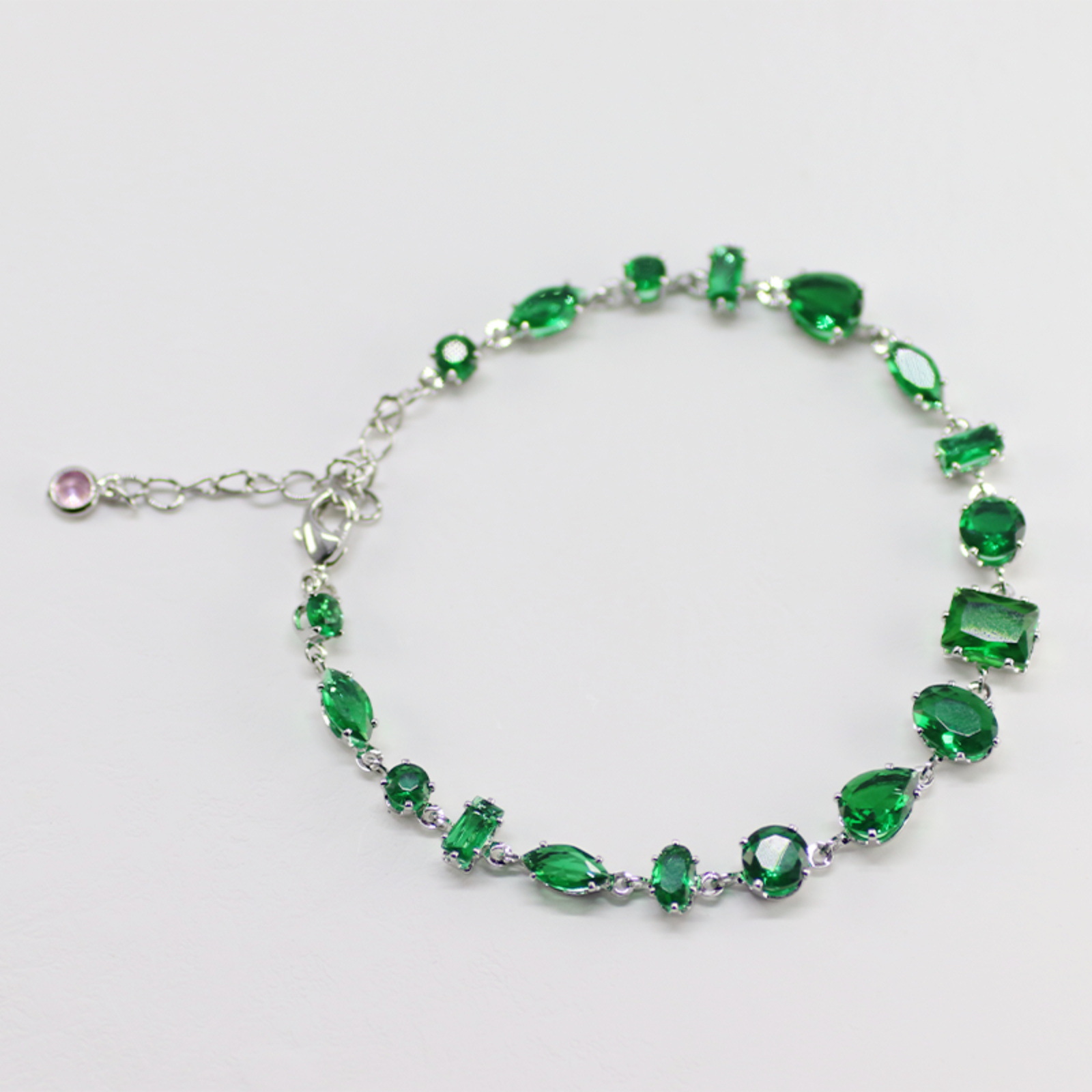 This light luxury forest-themed, fresh geometric green zircon bracelet exudes a niche and sophisticated sophistication, making it a versatile accessory Item Picture