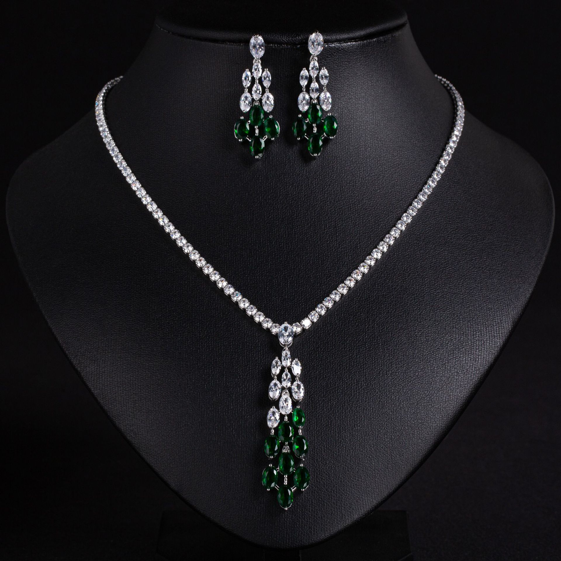 Sweet and cool hot girl diamond-encrusted egg-faced zircon necklace, cold style pendant, women's fashionable and creative design sense collarbone chain details Picture