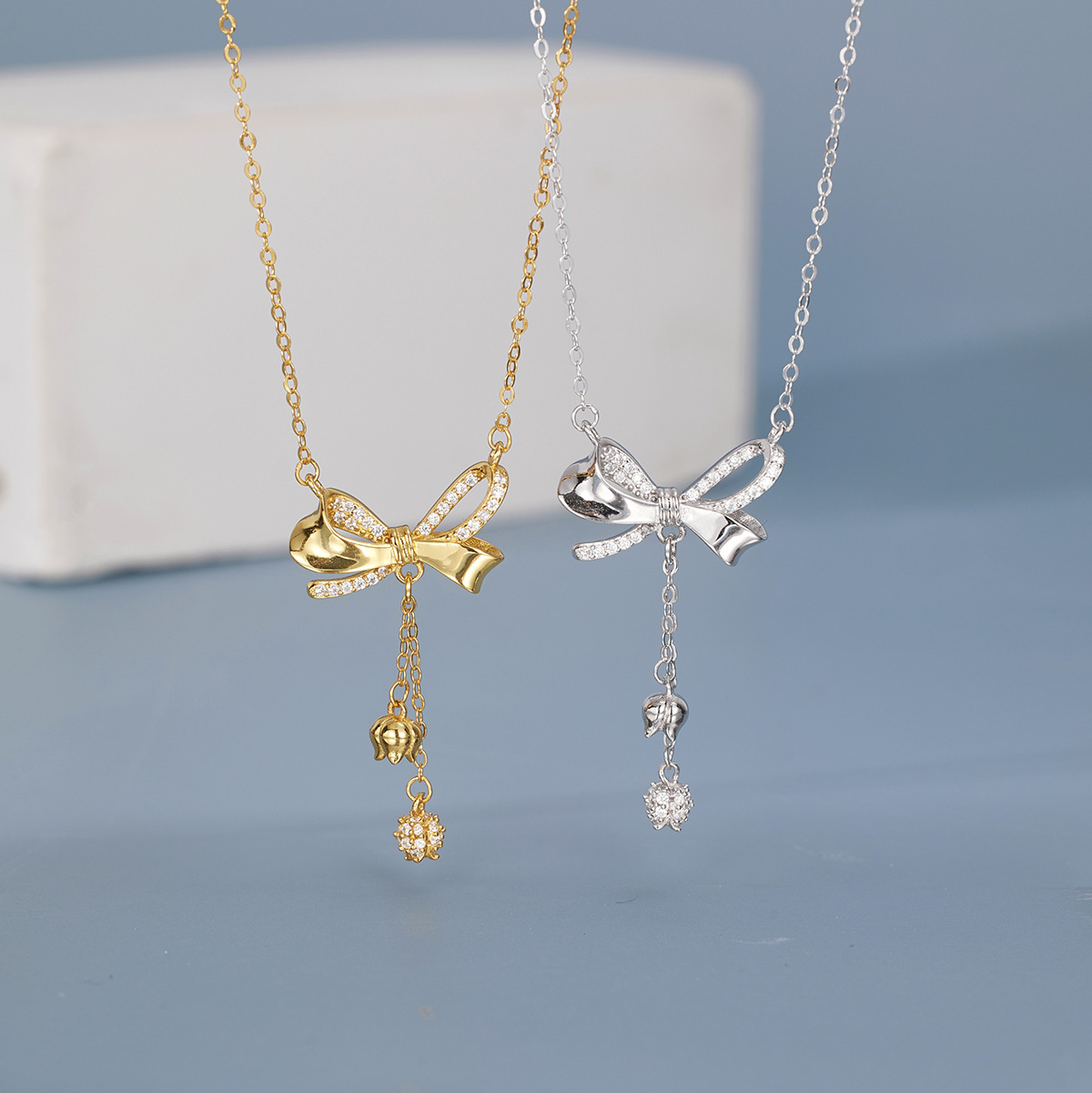 Zircon bow tassel necklace, a niche and light luxury design, is a popular collarbone chain with a stylish and versatile high-end accessory full figure