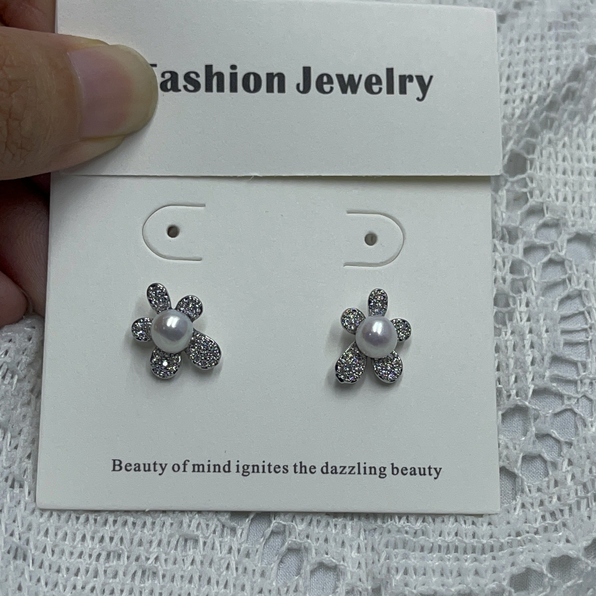 S925 Silver Needle Natural pearl ear studs, flower daisies, girls no need to pick and cultivate ear pearls, exquisite student earrings Specification image