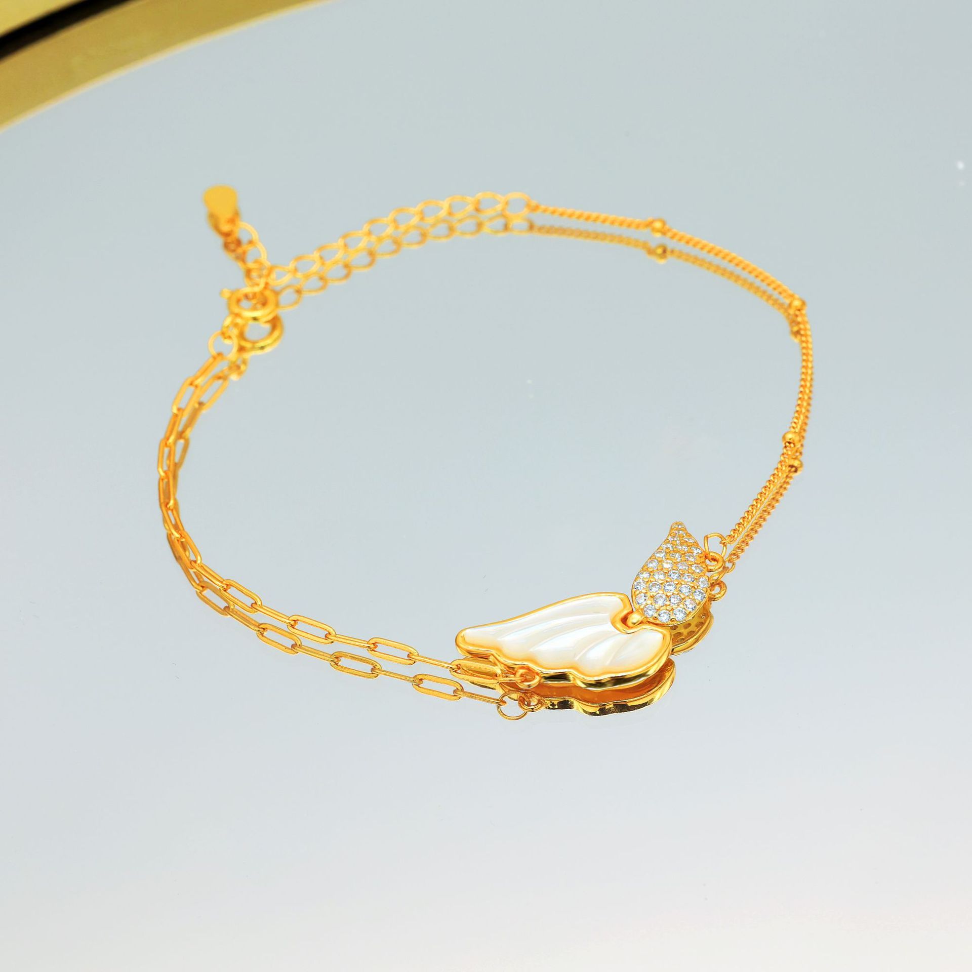 A simple and elegant wing-shaped bracelet gift featuring movable angel wings inlaid with white mother-of-pearl details Picture