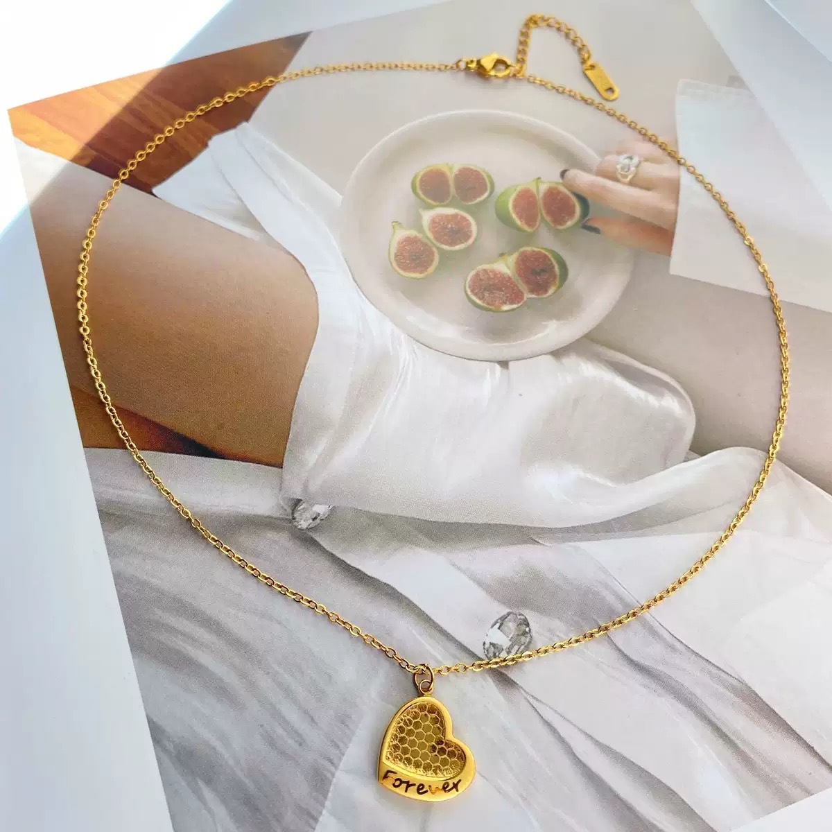 Cross-border best-selling Japanese and Korean style fish-scale heart-shaped necklace with heart-shaped letters, fashionable, versatile and high-end. Factory direct sales wholesale