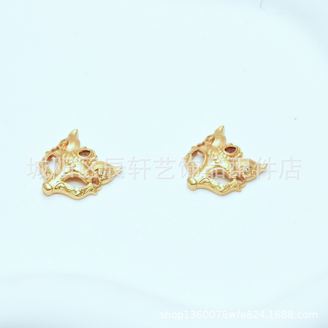 Ancient sand gold diamond-encrusted fox mask pendant, hollowed-out LAN Yan fox necklace bracelet pendant accessory, diy handcrafted accessory Specification image