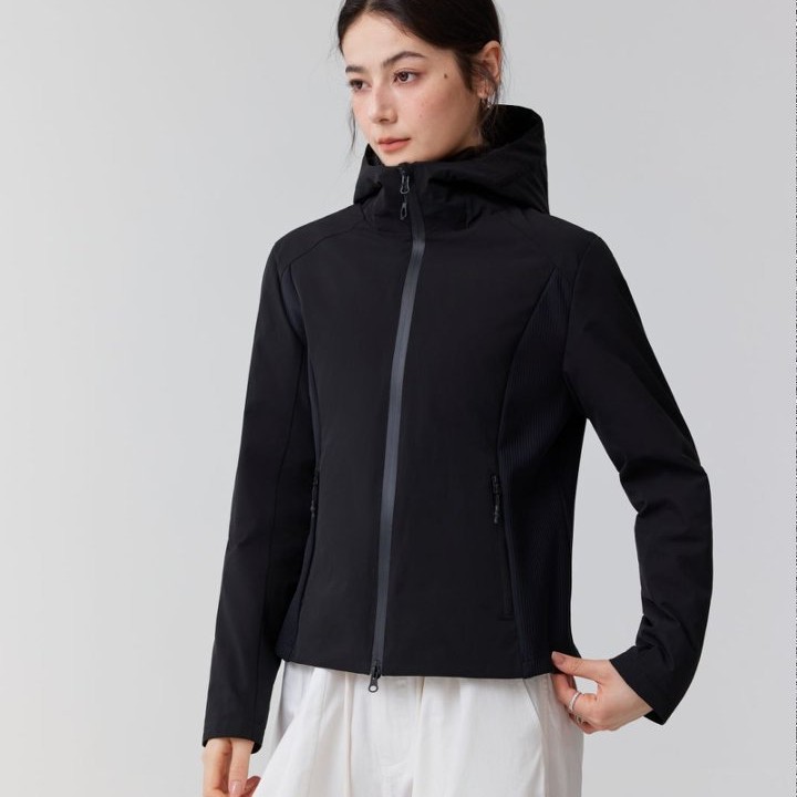 Jiemi Outdoor Soft shell Windbreaker three-in-one Winter outdoor windproof, waterproof, cold-proof and warm hooded mountaineering jacket Application Scenario