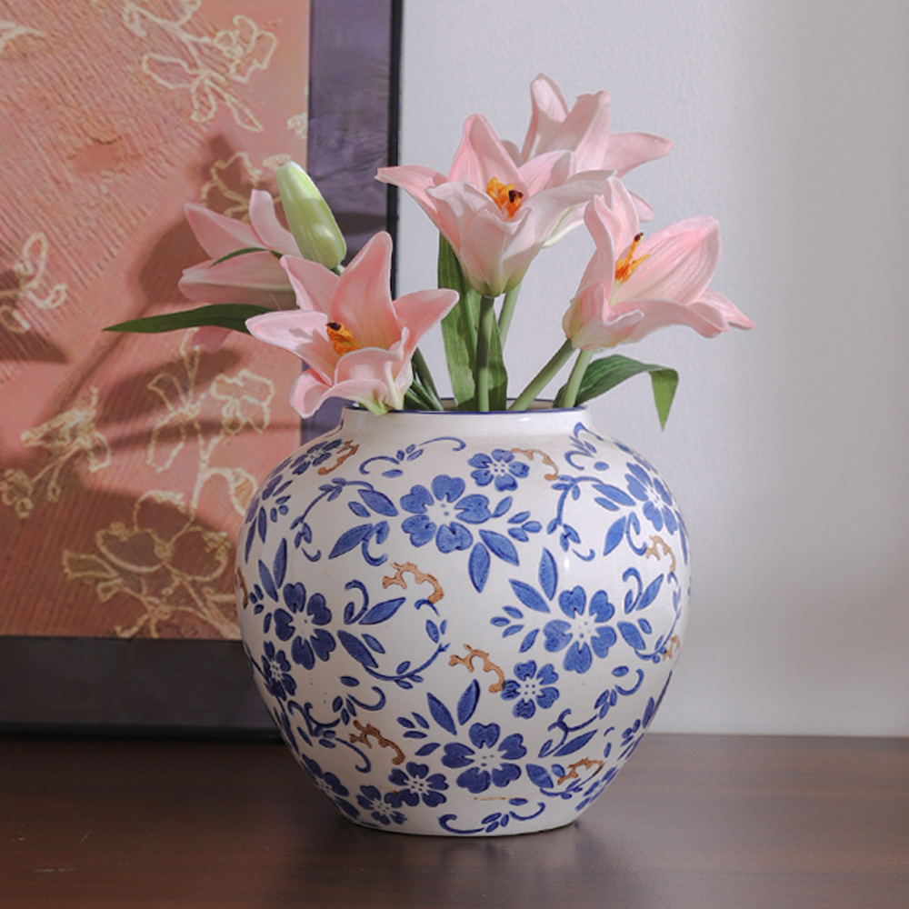 New Chinese-style retro blue and white porcelain vase, high-end ceramic decorative item, living room entrance, flower arrangement, home decoration, blue and white porcelain vase with pink flowers, classical and elegant beauty Application Scenario