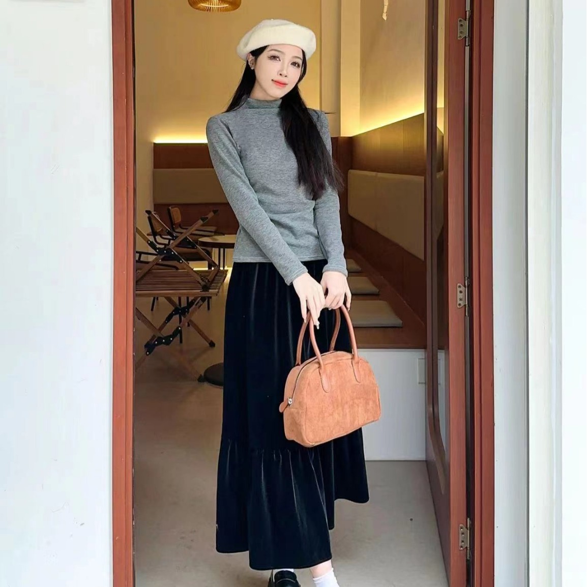 A new semi-high-neck, fleece and pleated slim-fit top for autumn and winter, paired with a brushed, thermostatic, threaded base layer for women