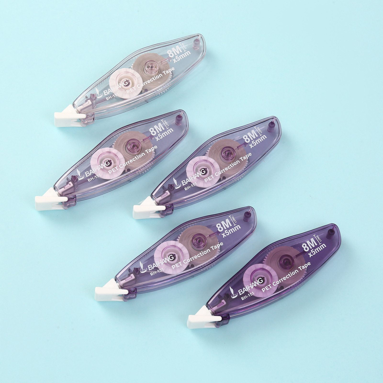 The gradient color large-capacity correction tape does not get stuck and can be continuously used for students. The correction tape set is smooth