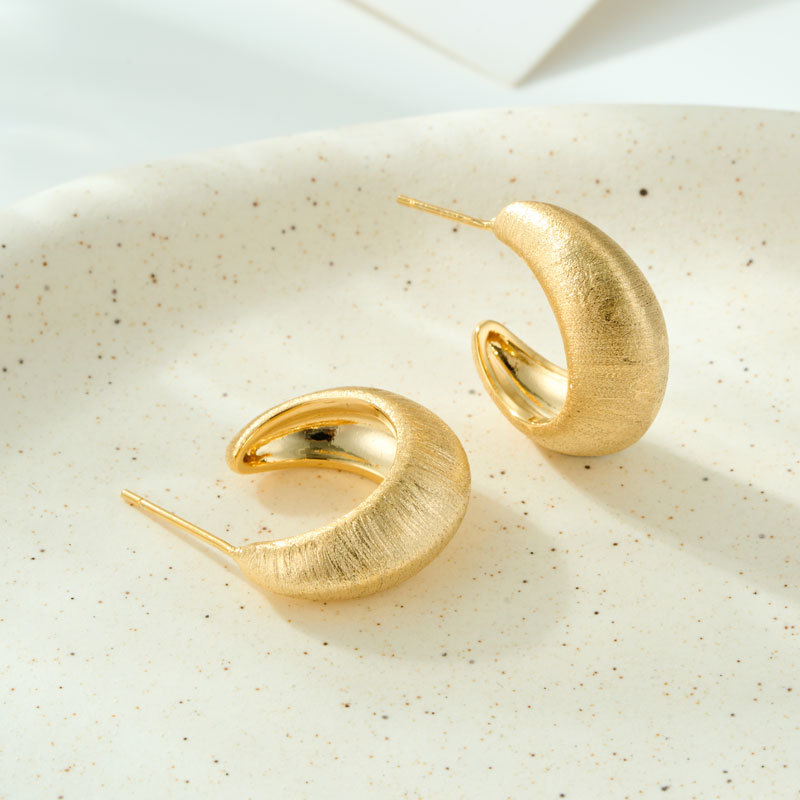 Light luxury and high-end C-shaped semi-round earrings, copper alloy, real gold electroplated and brushed, s925 silver needle, versatile commuting earrings