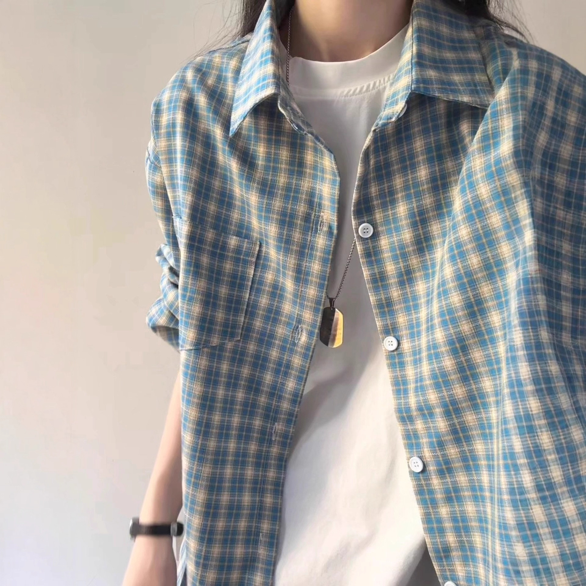 American retro blue checkered shirt for men's early autumn outfits: Long-sleeved shirt paired with cardigan and high street couple's coat