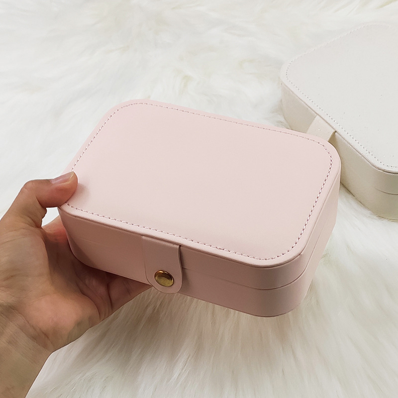 Portable travel jewelry storage box is small and easy to carry. It is a storage box for ear studs, earrings, necklaces, jewelry and rings Application Scenario