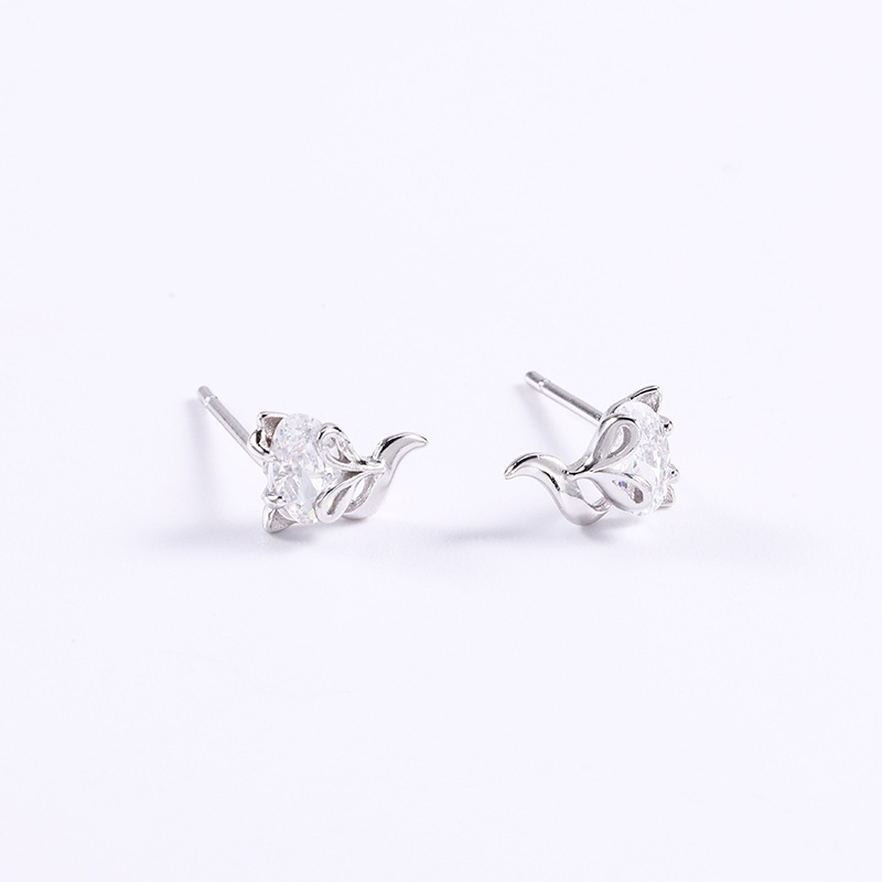 Zhuoheng Select s925 sterling silver Little Fox earrings are high-end, versatile, fashionable and elegant. They feature a niche design and are sweet and cute Item Picture