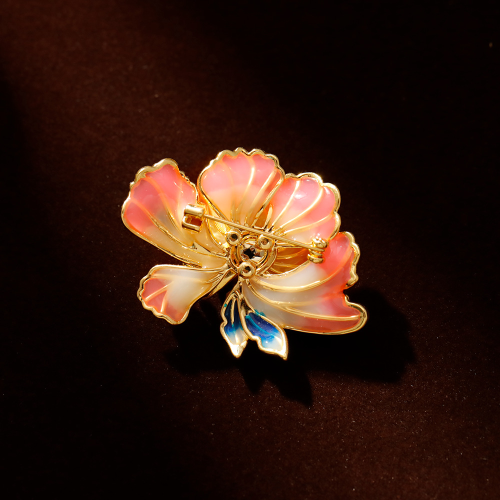Hyacinth Peony flower brooch for women, elegant and elegant in ancient style, high-end and exquisite new Chinese style pearl accessory Application Scenario