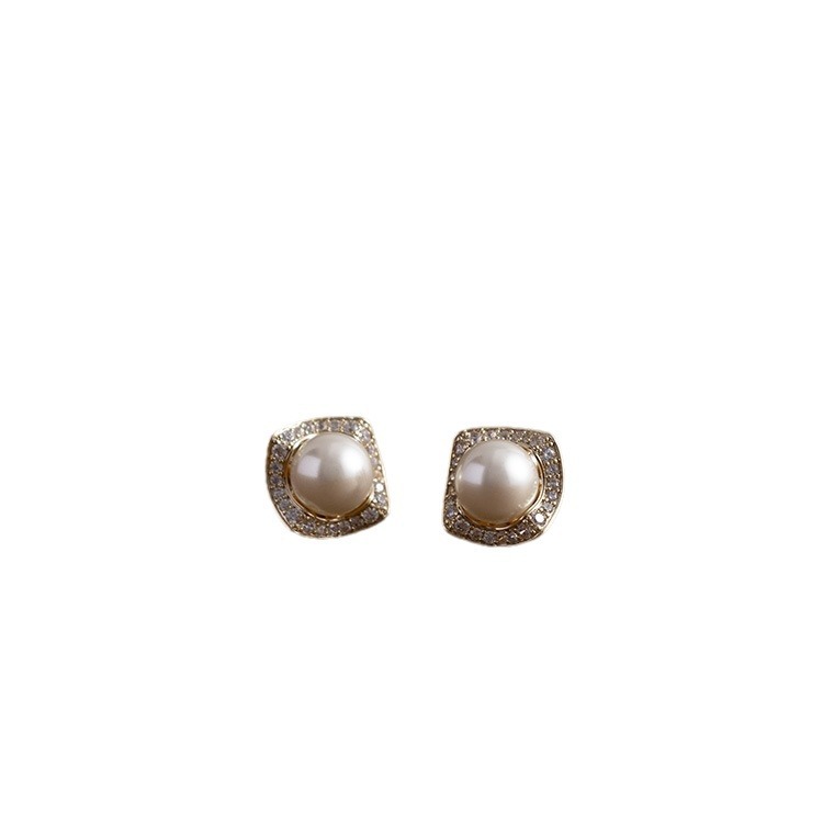 "Thousand Gold Charm ~ French simple yet high-end imitation pearl earrings, retro court-style stud earrings, fairy-like commuting earrings. Item Picture