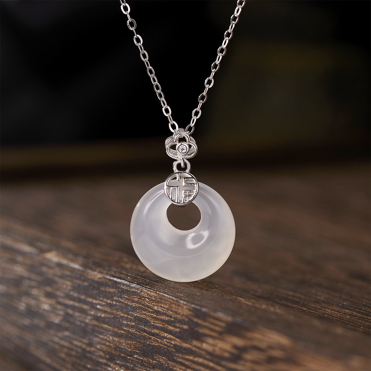 S925 Silver New Chinese-style retro Ruyi Peace Clasp necklace, a high-end women's collarbone chain, natural chalcedony necklace accessory full figure