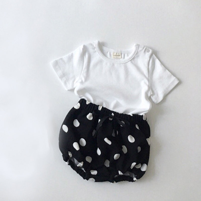 Stock corea verano hombres y mujeres bebé conjunto cuello redondo manga corta camiseta versátil pantalones de manga media pantalones de pan grandes PP kids set Application Scenario