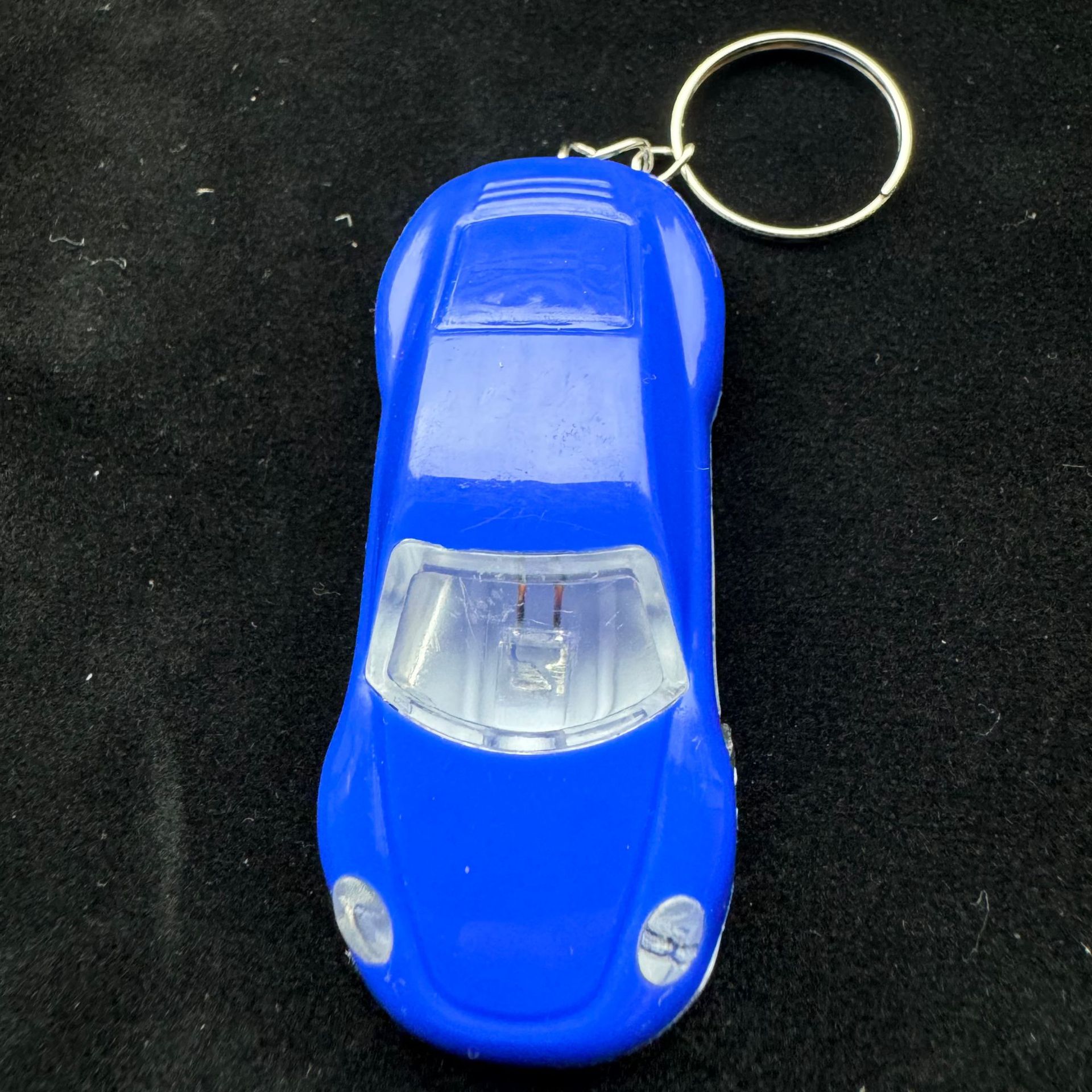 Wholesale of luminous toy car keychains, student bag pendants, fashionable car key pendants, sports car small gifts Application Scenario