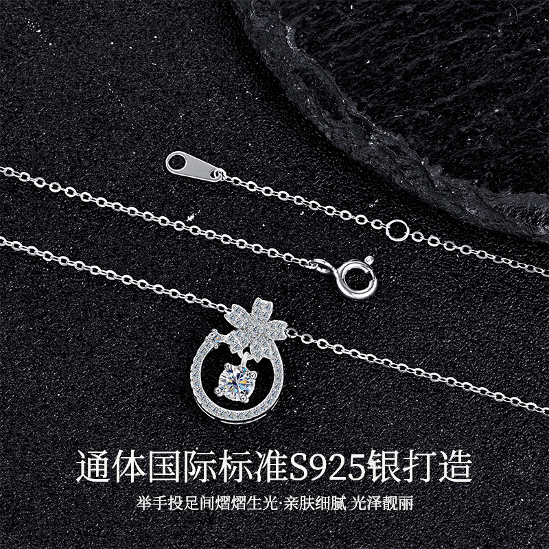 Pure silver Korean-style niche design dynamic necklace, simple and elegant four-leaf clover Mosang collarbone chain necklace accessory details Picture