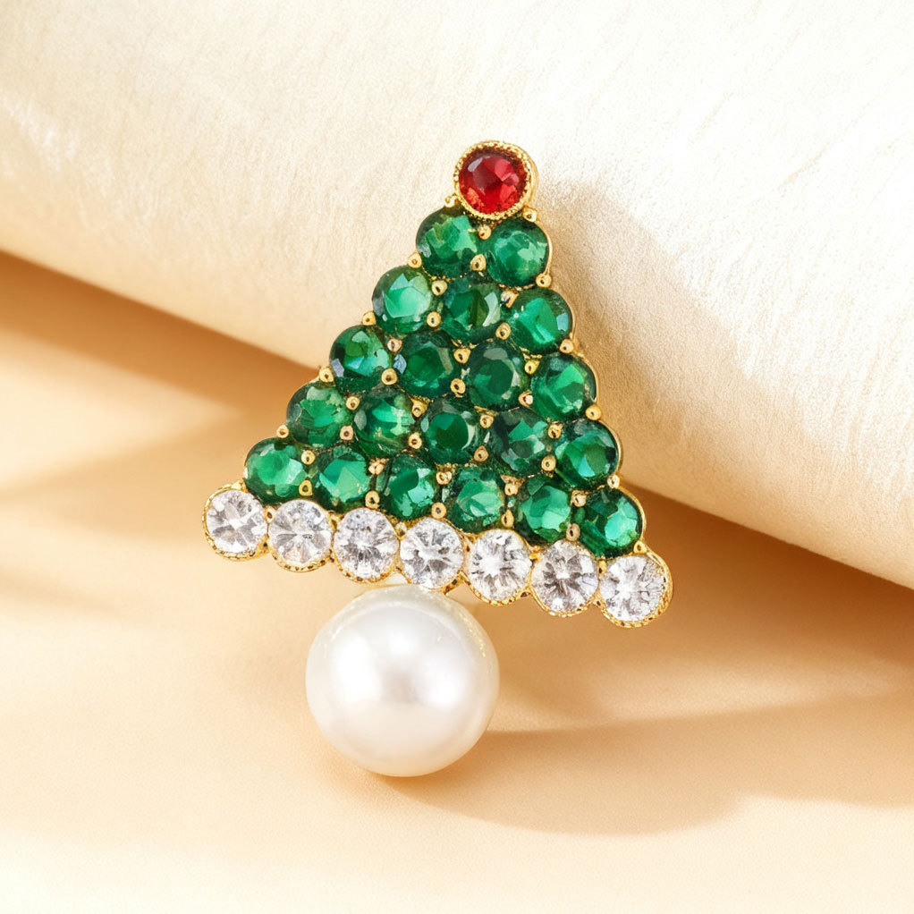 A great choice for Christmas gifts: a three-dimensional Christmas tree brooch made of copper alloy, electroplated with real gold and inlaid with zircon and imitation bejeweled Application Scenario