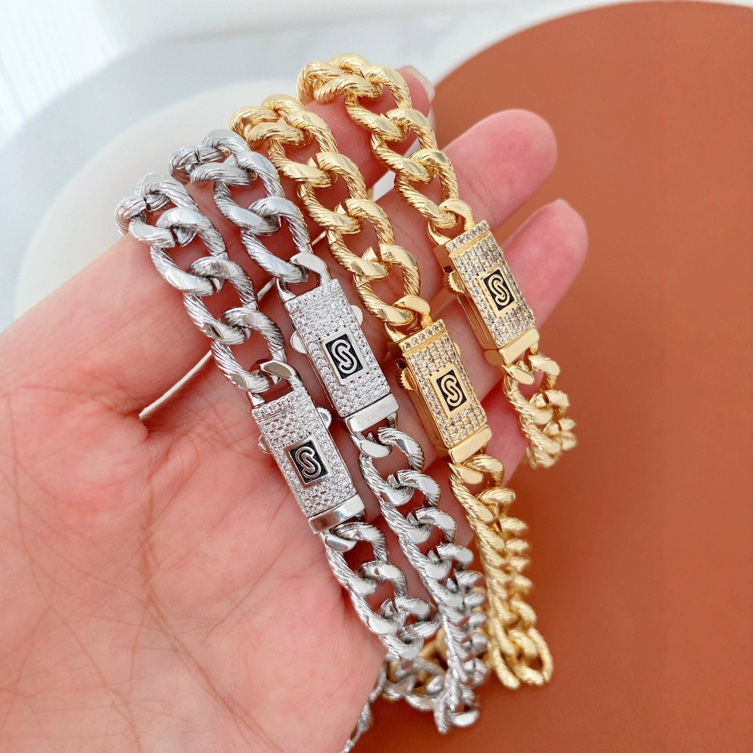 European and American cross-border fashionable and personalized metal chain multi-layer necklace, hip-hop exaggerated thick chain, diamond-encrusted men's collarbone chain details Picture