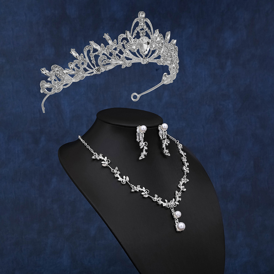 European and American luxurious and elegant bridal chain, three-piece set, hair accessories, ornaments, high-end wedding necklace, earrings, crown details Picture
