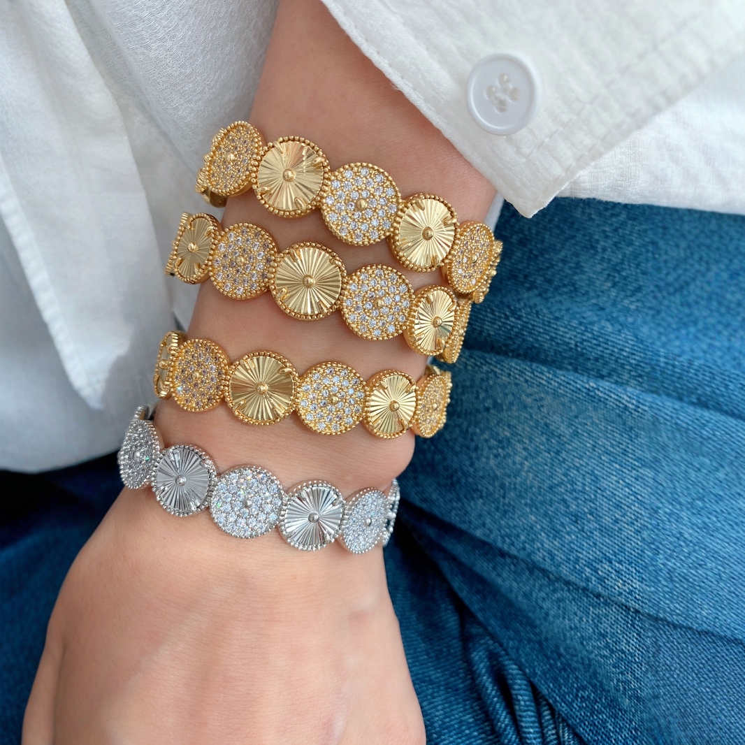 This retro C-shaped bracelet with an INS style from Europe and America is simple and versatile. It is a copper-plated real gold bracelet with an adjustable opening