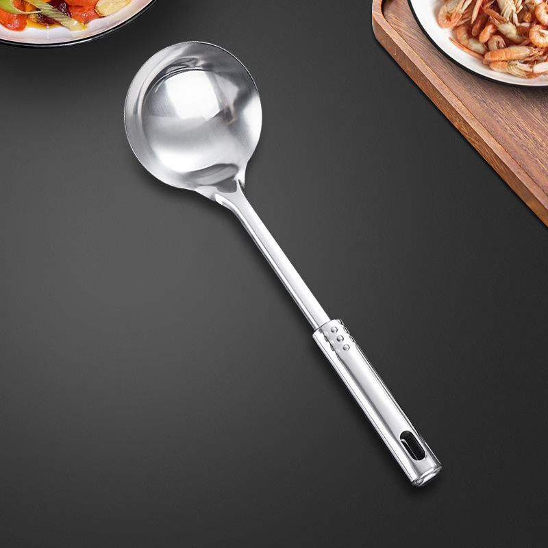 Stainless steel spatulas and spoons, long-handled kitchen utensils for household use, non-hot to the touch, soup spoons, stir-frying spatulas, soup spoons, porridge spoons Application Scenario