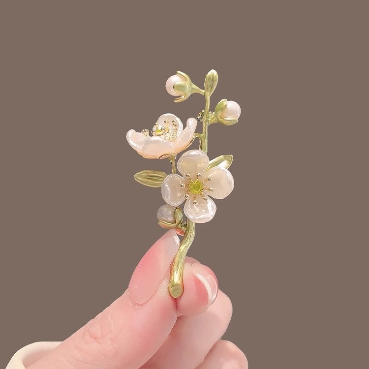 Artistic green jasmine brooch, plant flower pearl brooch, retro style suit, anti-glare clasp pin accessory Specification image