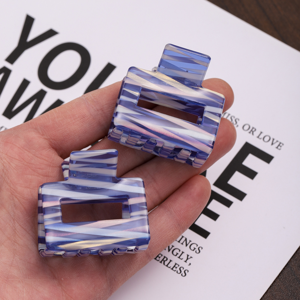 Korean InS-style blue and white striped square grab clip, a niche design hair clip, half-tied hair shark clip accessory at the back of the head Specification image
